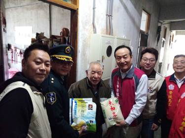 政戰處長李中校頒贈春節禮品