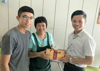 基隆市指揮部政戰處長徐輝明中校拜訪少尉陳致勳家中合影
