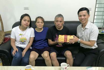 基隆市指揮部政戰處長徐輝明中校拜訪少尉周鎂絜家中合影