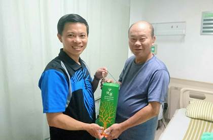 政戰處長徐輝明中校致贈慰問品關懷中山區輔導組長吳金龍先生