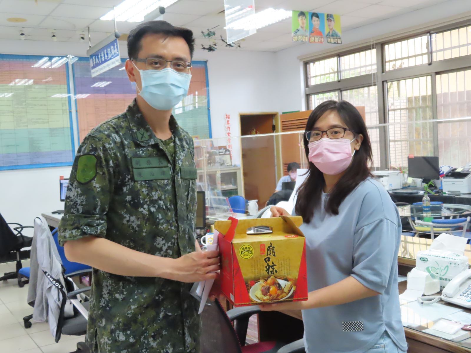 本部副旅長陳上校代表發放聘雇人員端節禮品