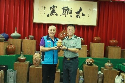 指揮官姜中將與地區委顧團長合影