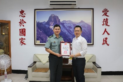 指揮官藍上校頒發感謝狀
