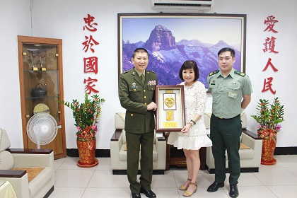 指揮官表揚模範母親