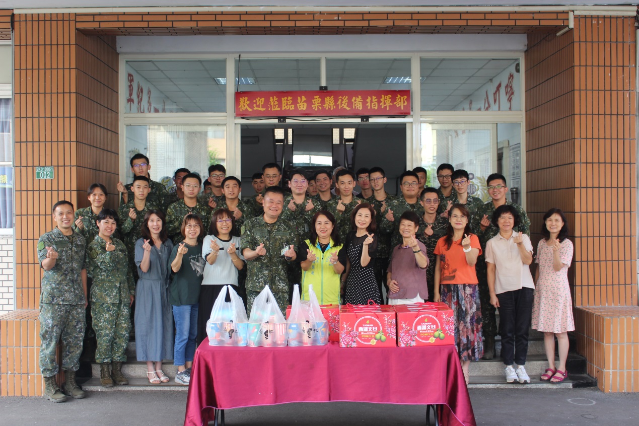 軍人服務站顧問團謝慧蓮團長秋節與指揮部官兵合影