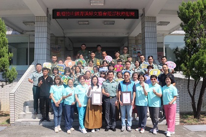 南投縣地區委顧團發展委員與竹山鎮婦女協會幹部，中秋節前秋節勞軍致意