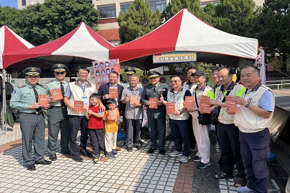 指揮官張上校率領官兵、草屯鎮及南投
市後備軍人輔導中心參與陸軍第十軍團指揮部「國防零距離，南投起步走－全
民國防教育走入鄉里」活動