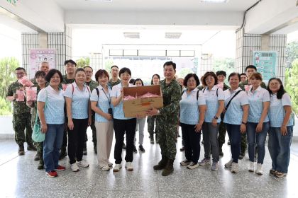 竹山鎮婦女協會率團秋節勞軍，榮譽理事長林育旨致贈雪Q餅等慰問品，由指揮官張上校代表接受
