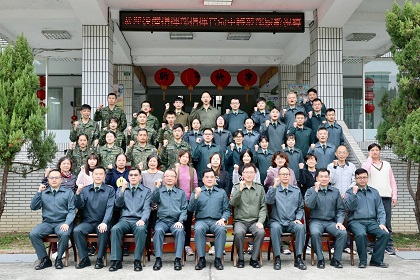 後備指揮部指揮官俞中將蒞臨南投縣後備指揮部履新視導與同仁合影
