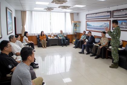 指揮官張上校於委員蒞臨視導時向馬召委報告單位各項工推展情形
