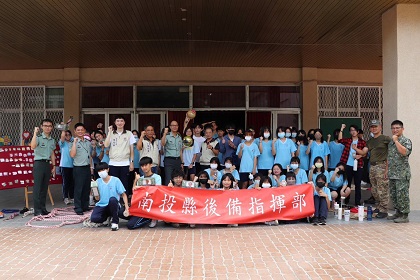活動由中部地區後備指揮部政戰主任韓上校主持，實施全民國防宣教