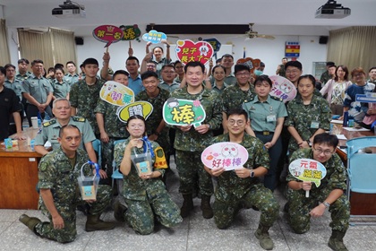 本部辦理父親節慰勉活動，由指揮官張上校致贈父職同仁紀念禮品