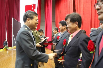 後備指揮部指揮官周中將給予受獎人員頒獎