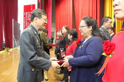 後備指揮部指揮官周中將給予受獎人員頒獎致意