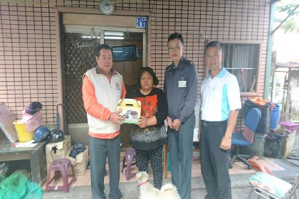 科長陳少校同山地連連長與伍志成遺眷呂芳蘭女士合照