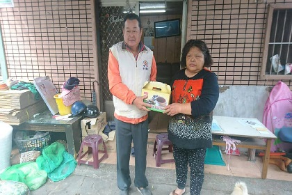 信義鄉伍志成遺眷呂芳蘭女士合照