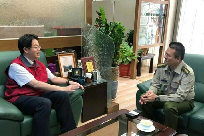 指揮官陳上校與國立暨南大學附屬高級中學張校長交談