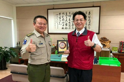 指揮官陳上校與國立暨南大學附屬高級中學張校長合影