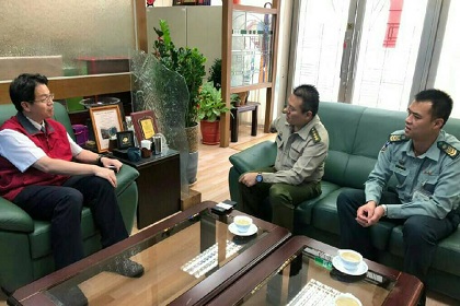 指揮官陳上校同士官督導長陳建宏與暨南大學附屬高級中學張校長談話