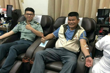 張中士與後備軍人輔導幹部合影