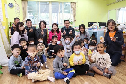 立法委員羅美玲參觀明德營區職場互助教保服務中心與小朋友合影