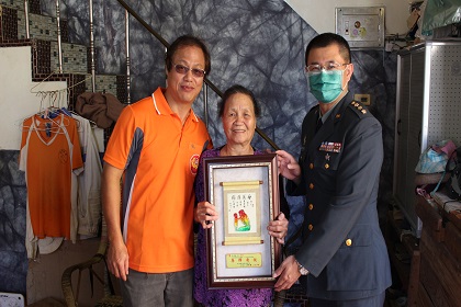 指揮官吳上校表揚當選本部後備軍人模範母親呂鳳女士(地區發展委員許快樂)