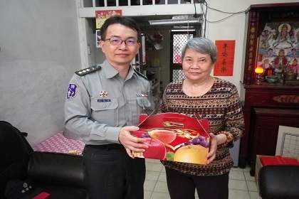指揮官劉上校與受訪人員合影