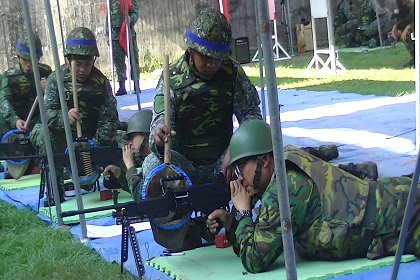 教召員正在實施機槍實彈射擊訓練