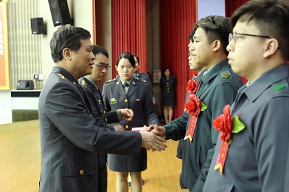 指揮官周中將為晉任人員授階