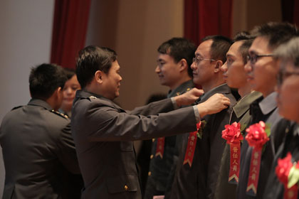 指揮官周中將替後備軍人晉任人員授階