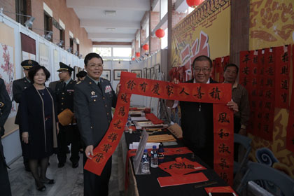指揮官周中將參訪藝廊畫展