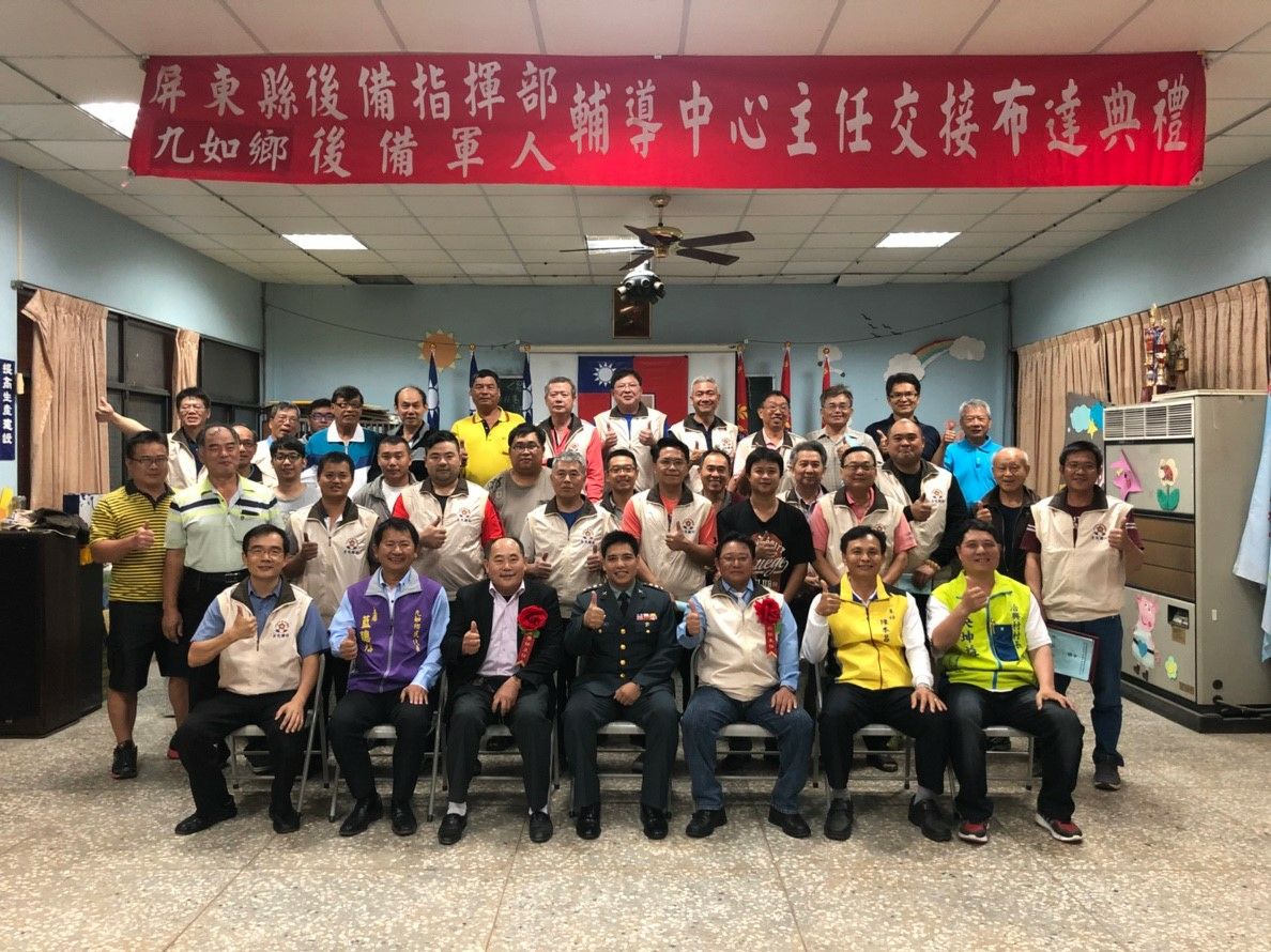 指揮官邱上校與輔導幹部合影