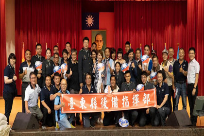 指揮官和老兵合影