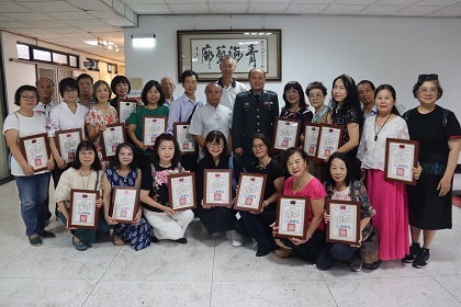 臺中市後備指揮部青海藝廊開展，政戰處長李中校與參展老師合影留念