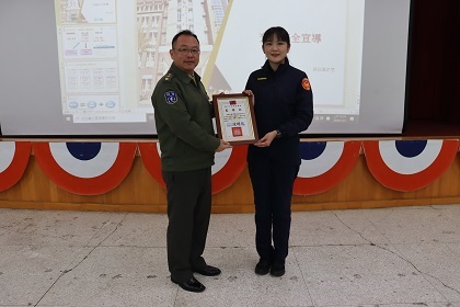 臺中市後備指揮部辦理115年春節前擴大行車安全教育，指揮官陳上校頒發感謝狀給臺中市政府警察局第六分局邱巡佐