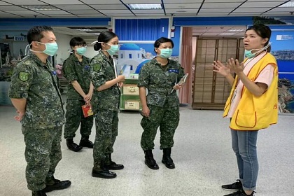 基金會工作人員指導植物人照護要領