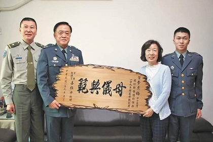 指揮官姜中將頒贈賀屏