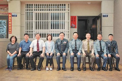 指揮官姜中將與官兵眷屬合影留念