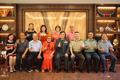 指揮官姜中將與蔡女士及眷屬合影