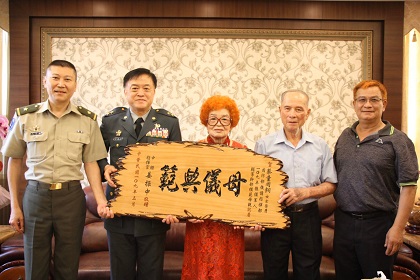 指揮官姜中將與蔡女士及眷屬合影3