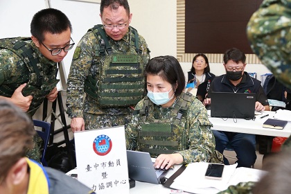 指揮官陳上校率單位同仁於臺中市聯合應變指揮管制中心開設「動員暨民力協調中心」