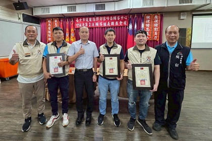 政戰處長李中校列席指導臺中市霧峰區後備軍人輔導中心114年第2次組長會報與績優幹部合影留念