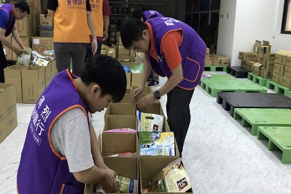 政戰小組人員整理致贈物資