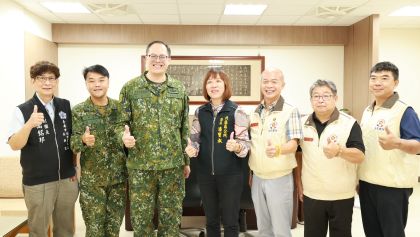 本部指揮官林上校拜會臺南市北區區長潘寶淑暨致贈秋節禮品