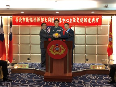 原主任周盟智在輔導中心幹部見證下將印信移交新主任黃東昇