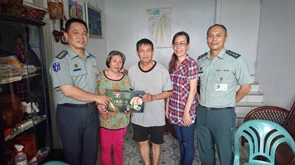 指揮官李上校日前在留守科長江中校陪同下，前往復興區訪視遺眷