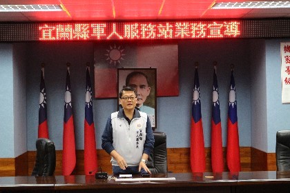 軍人之友社宜蘭服務站尹華忠站長至本部項官兵說明該站之服務項目