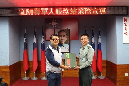 參謀主任李中校與尹華忠站長致贈禮品合影