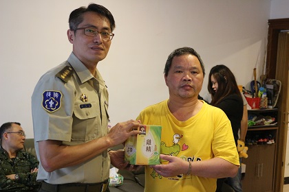 指揮官邱孟俊上校致贈遺族禮品