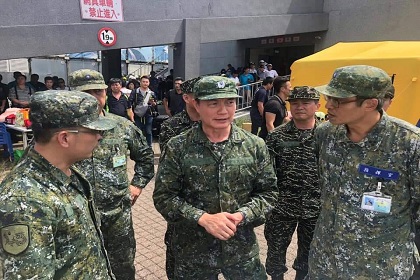 指揮官邱上校陪同參謀總長沈上將勘災